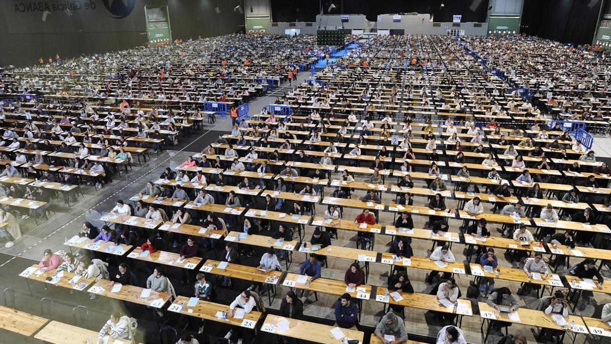 Opositores participantes en los exámenes convocados por el Sergas para optar a casi dos mil plazas de enfermería en el recinto ferial de Silleda.