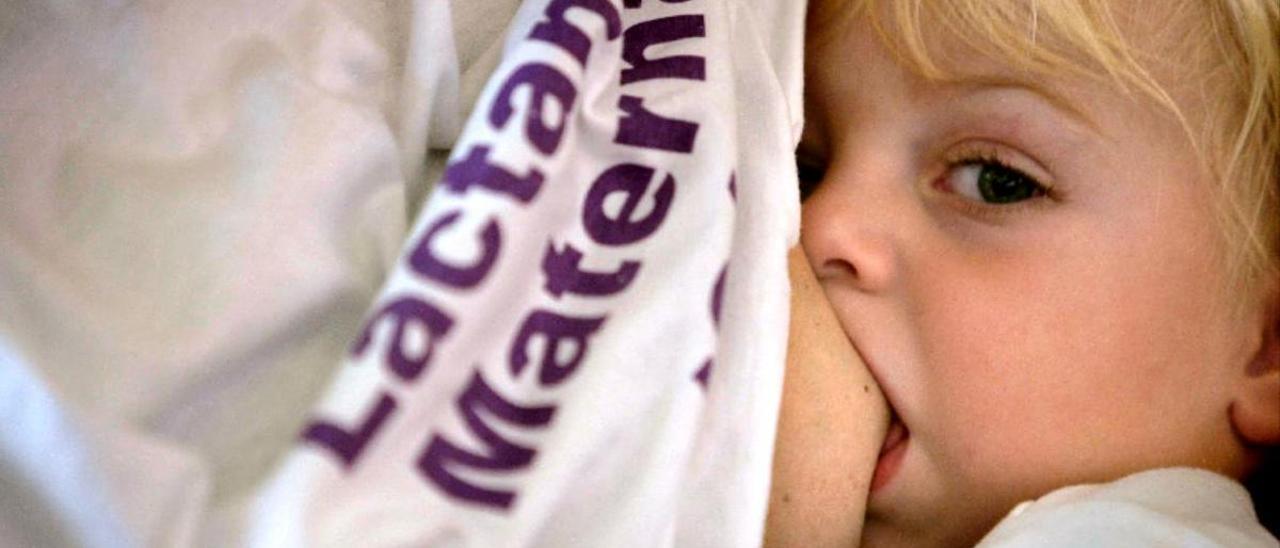 Una madre amamanta a su bebé en un acto reivindicativo de la lactancia materna.