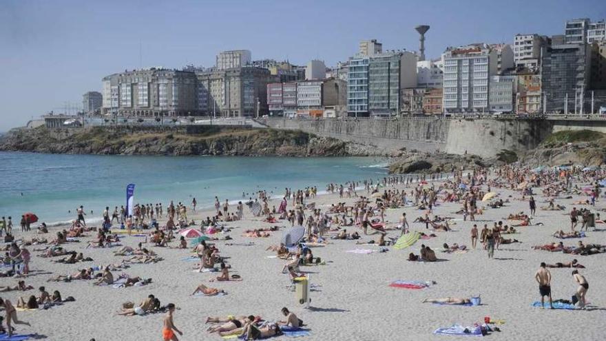 Bañistas ayer disfrutaron del buen tiempo en la playa del Orzán.