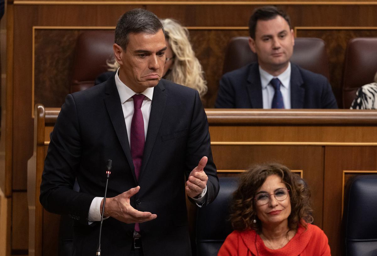 "Adolfo Suárez dimitió de golpe y sin suspense, no como Pedro Sánchez"