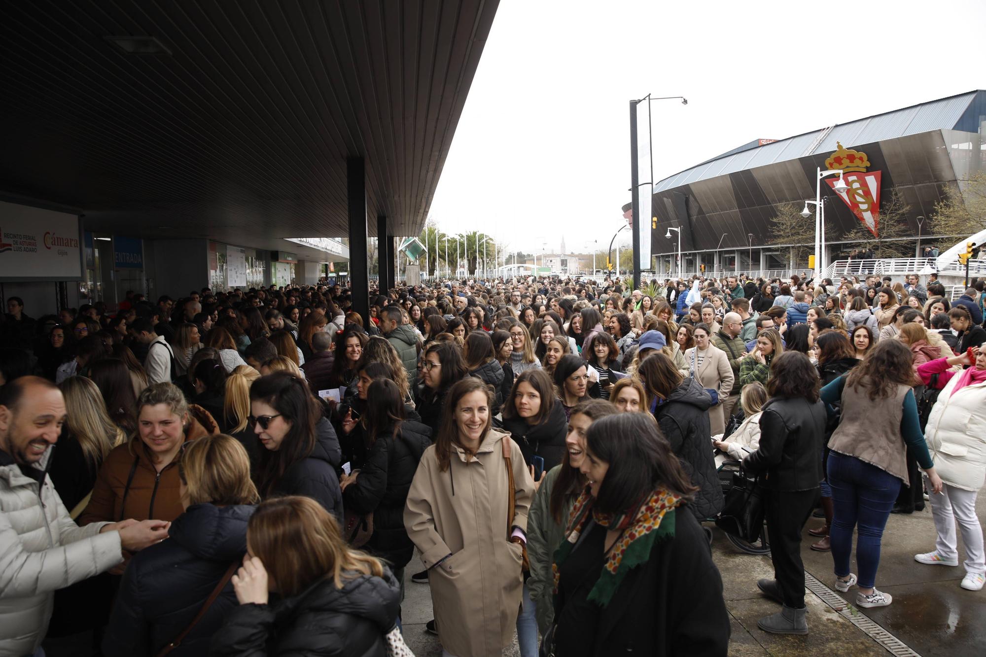 Miles de personas participan en la macrooposición de la sanidad pública asturiana.