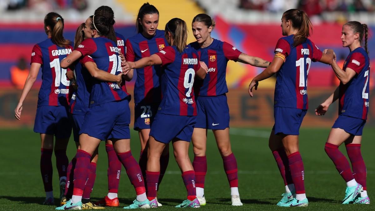 Las jugadoras del Barça celebran el gol de Aitana