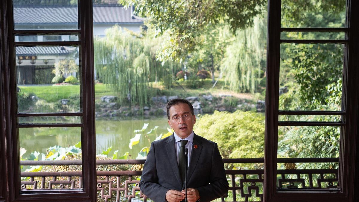 El ministro Albares, durante su comparecencia en la ciudad china de Hangzhou