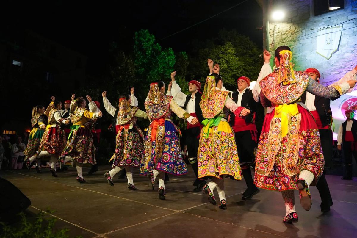 Actuación del grupo de Coros y Danzas Doña Urraca.