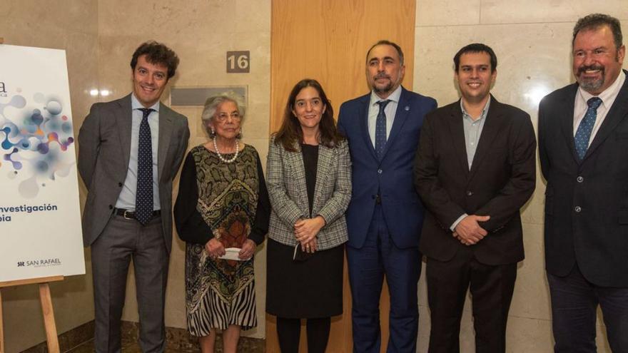 Benigna Peña entregó el premio a los investigadores, con Inés Rey y Julio García Comesaña.  | // CASTELEIRO/ROLLER
