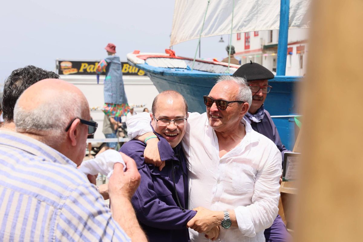 Juan Luis Fernández y Cesáreo Marqués se abrazan tras acabar el recital.