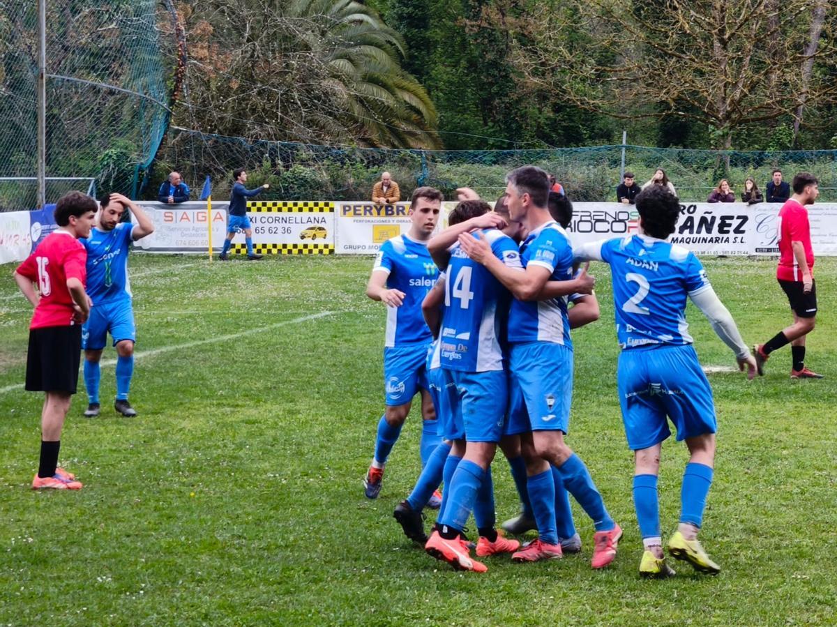 Jugadores del Cornellana celebran un gol contra el Raíces.