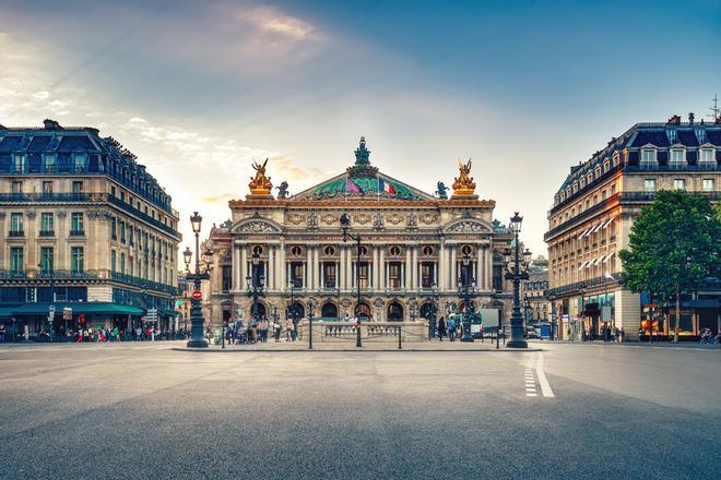 Descubre los rincones más emblemáticos de París, como la Ópera Garnier.