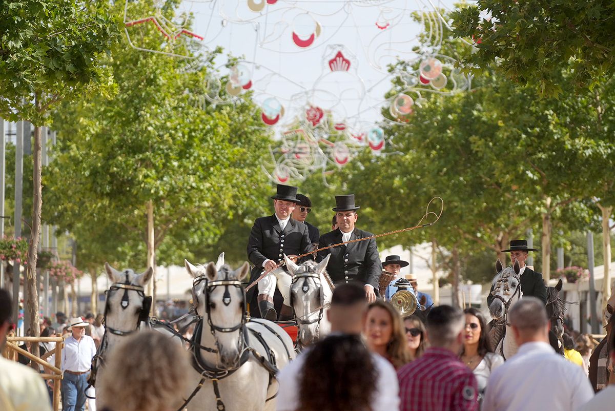 Un jueves brillante y soleado dispara la fiesta en El Arenal