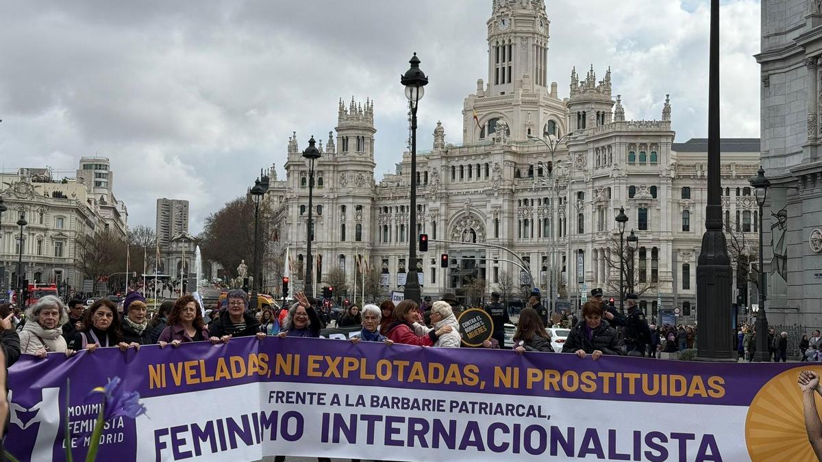 El 8M en Madrid, en directo | Una 'marea violeta' recorre las calles de Madrid por la igualdad y contra la guerra