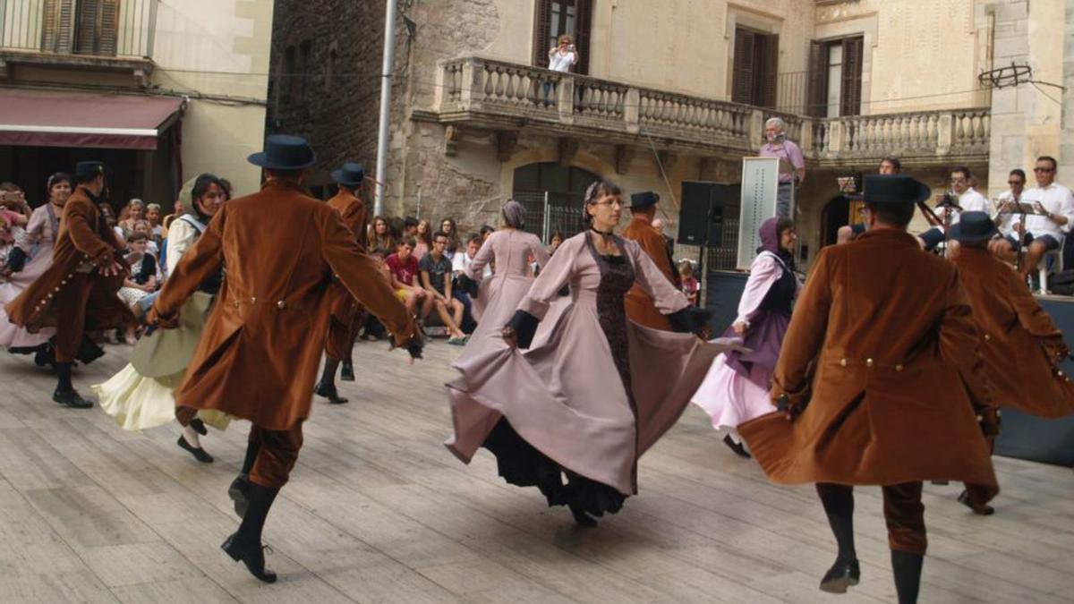 Els balladors i balladores lluiran vestits nous | ARXIU/JOAN CAPDEVILA