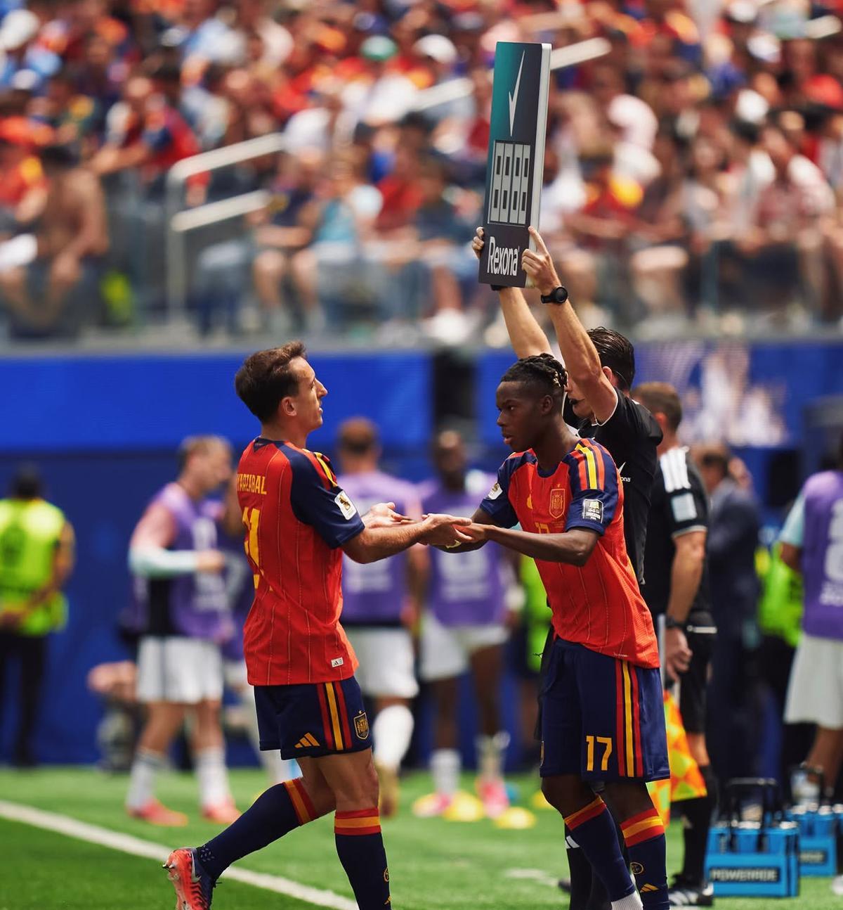 Nico Williams entra por Mikel Oyarzabal