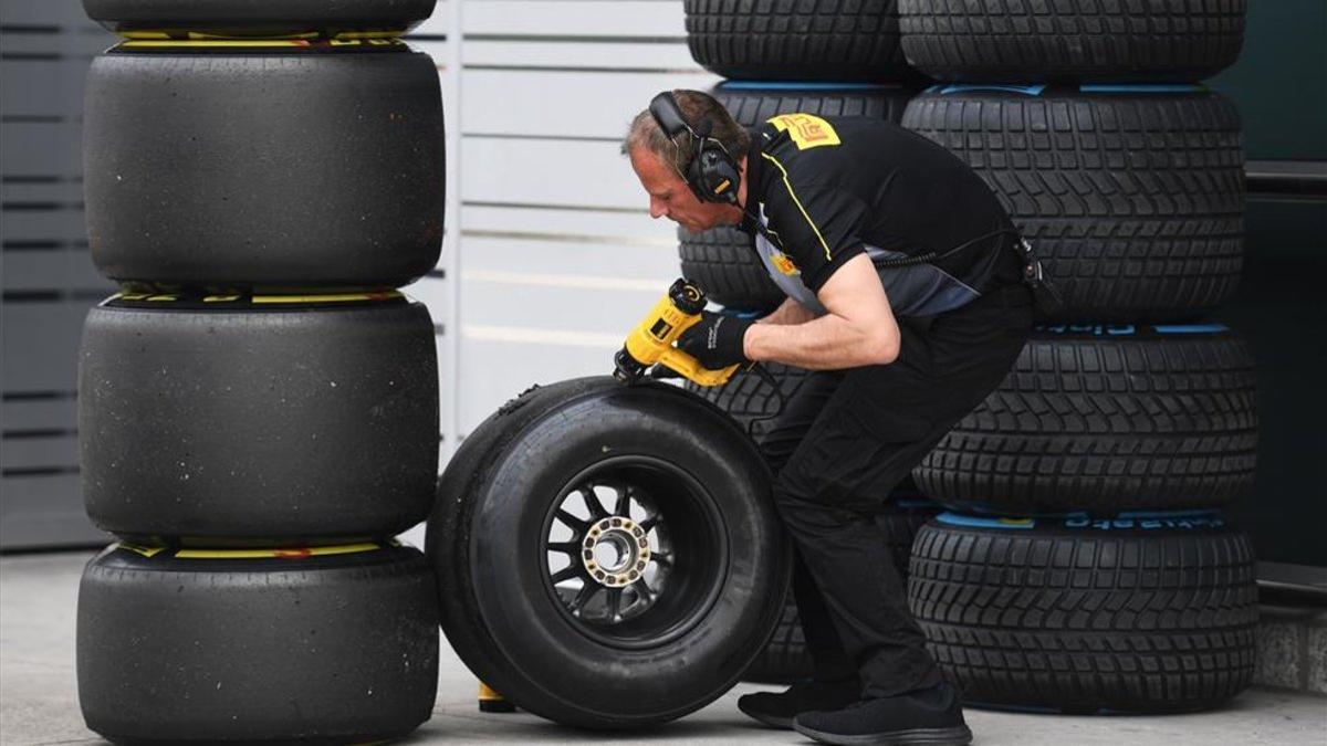Un mecánico prepara los Pirelli en un gran premio