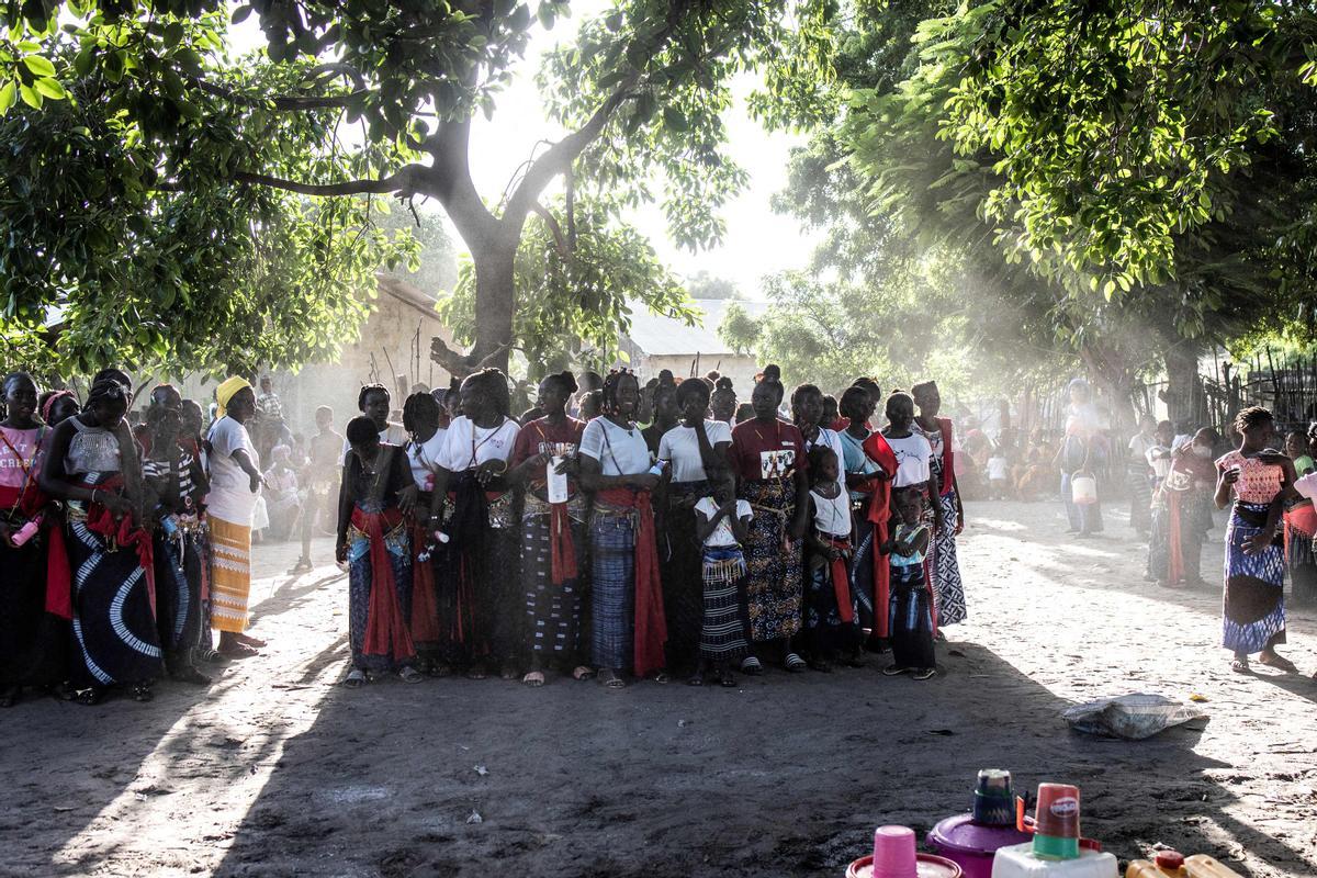 Jóvenes, vestidos con sus trajes tradicionales, asisten a una ceremonia que marca el final del proceso de iniciación anual para hombres jóvenes en Kabrousse, Senegal.