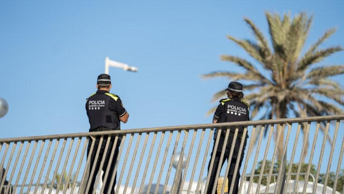 Una pareja de agentes de la Guardia Urbana inspecciona la zona de playas