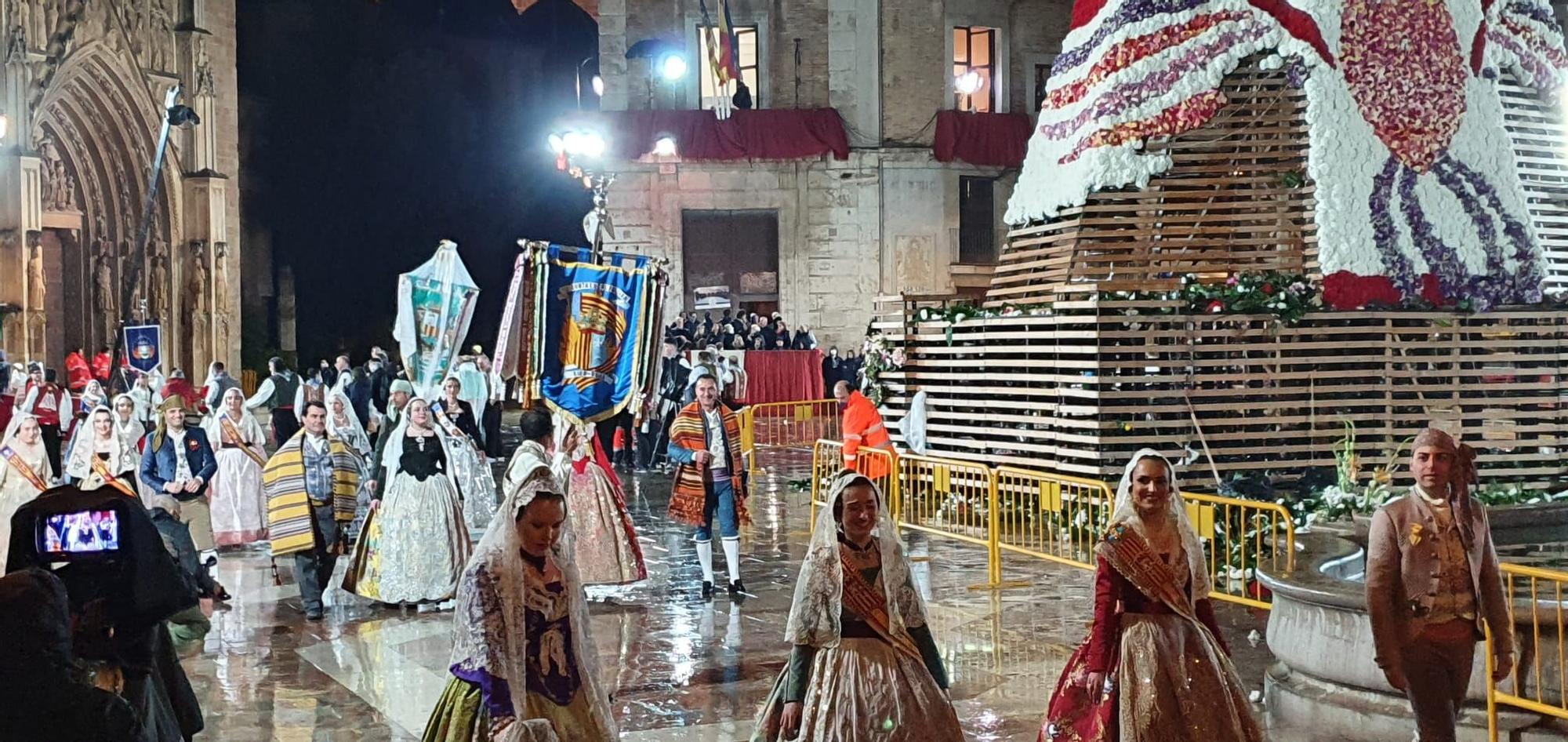 Érica y Camila, Falleras Mayores de Riba Roja, desfilan en la Ofrenda de València