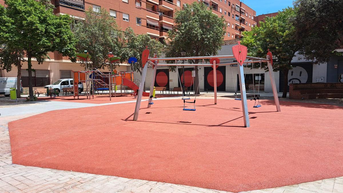 Juegos infantiles en la plaza de Holanda.