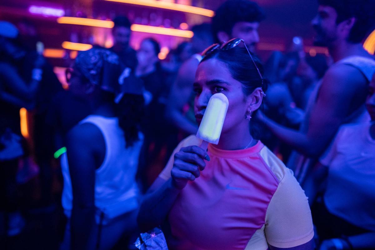 Barcelona. Detalle de un helado fluorescente Hydro Ice, presentado oficialmente en Europa durante un evento celebrado en la discoteca Sutton. El producto, diseñado para consumirse en entornos de ocio nocturno, incorpora variedades con vitamina C, magnesio o cafeína. 30 de julio de 2026. Tendencias. AUTOR: ZOWY VOETEN