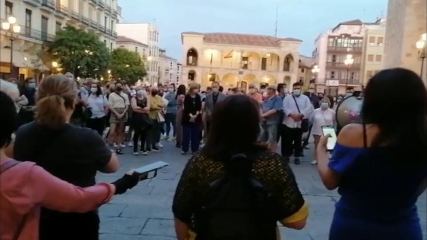 VÍDEO | Un grito de “¡Viva España!” irrumpe en la concentración por el asesinato de la niña Olivia en Zamora