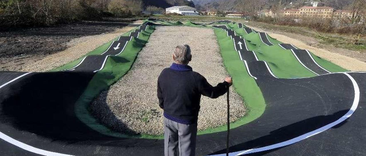 Manuel Fernández contempla las obras del &quot;pumptrack&quot; para adultos de Barredos.