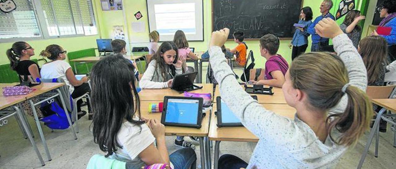 Al término de la enseñanza en los institutos, se podrá obtener hasta un nivel B1 de inglés y un C1 de valenciano tras cursar un número de horas y asignaturas en la lengua.