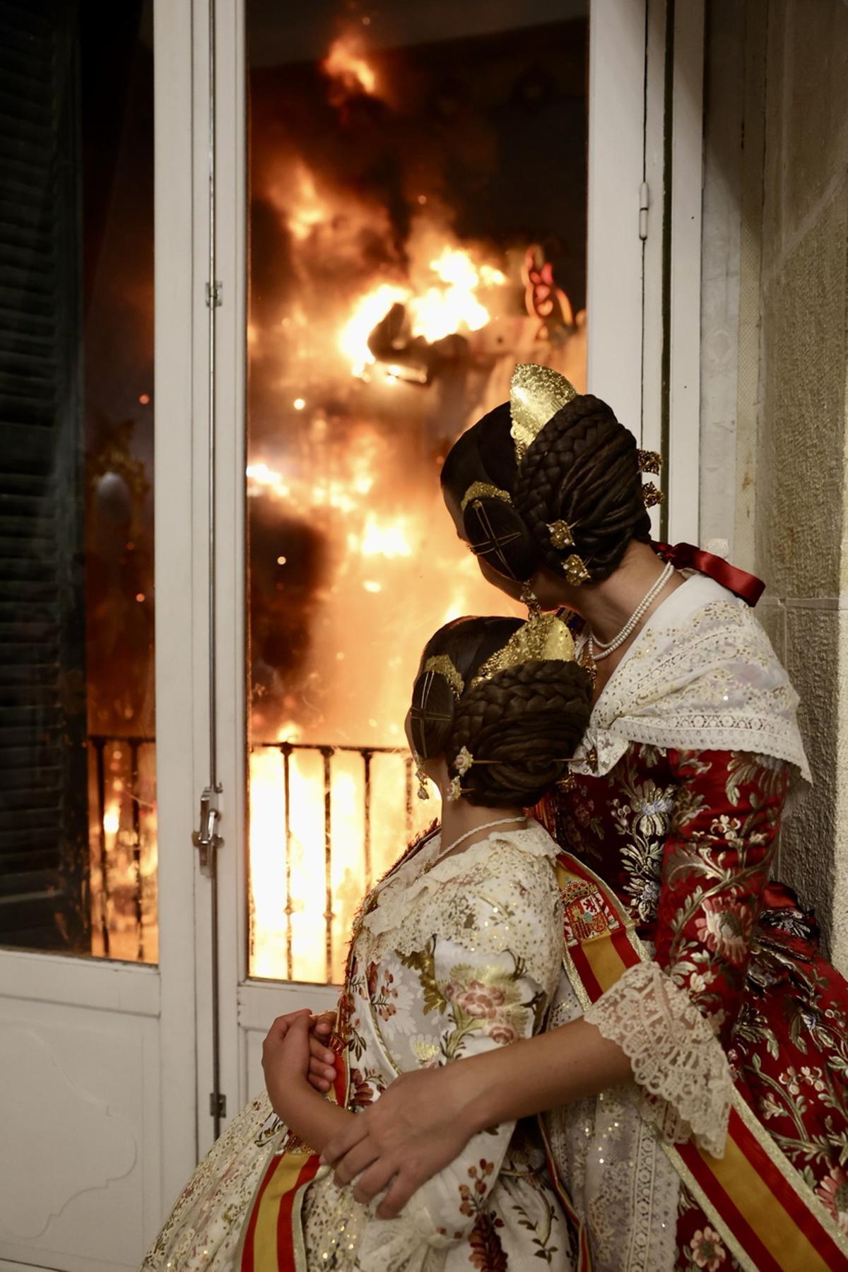 Carmen y Marta se despiden de Alicante con la ceremonia del fuego