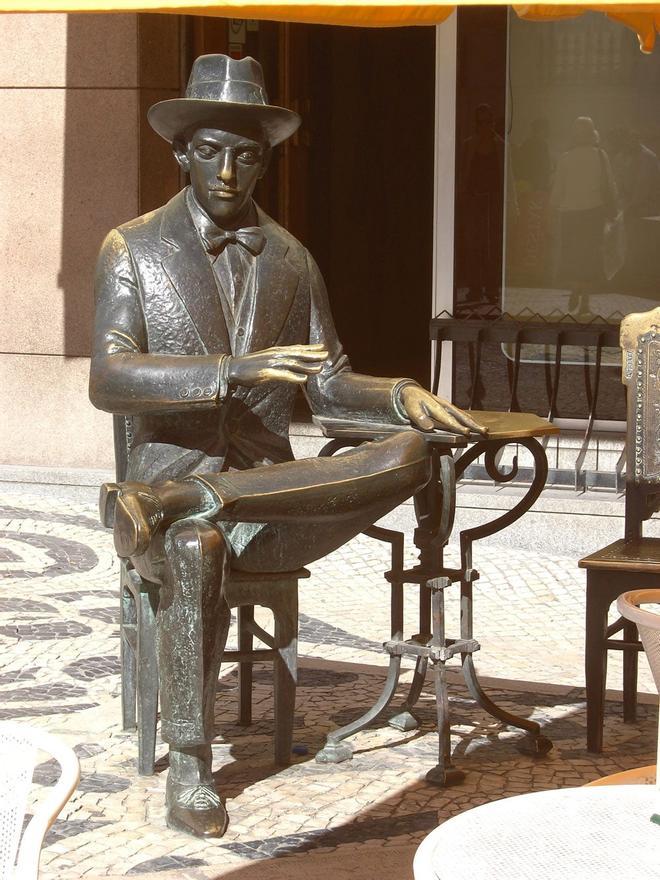 Estatua Fernando Pessoa Café A Brasileira Lisboa