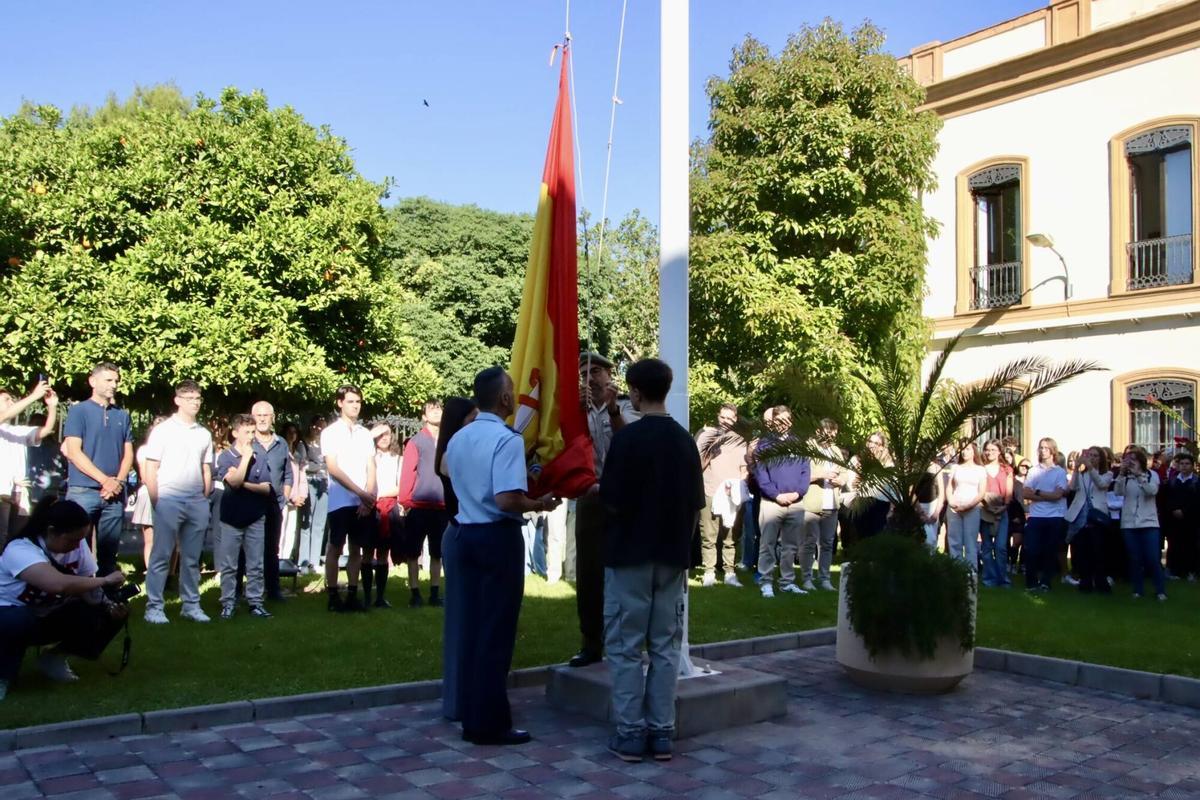 Acto de entrega de diplomas a los tres estudiantes de Secundaria finalistas de la edición valenciana de la 13º concurso Carta a un militar español, con izado de bandera en la Delegación de Defensa y visita guiada al Museo Histórico Militar de València.