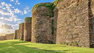 La clase media cambia Santiago por la ciudad con la muralla romana mejor conservada de Europa, Patrimonio Mundial
