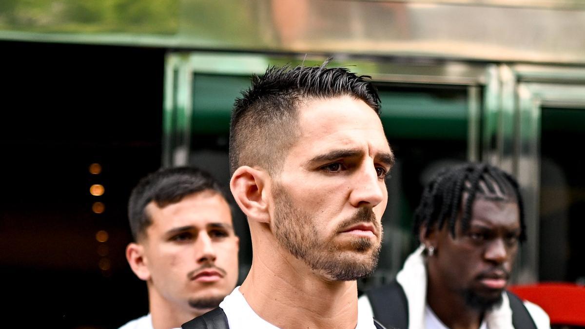 Los jugadores del Elche saliendo del hotel, camino del estadio de San Mamés