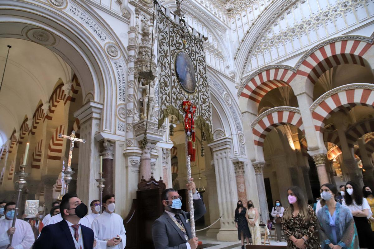 El Simpecado del Rocío en la Catedral El Simpecado del Rocío en la Catedral