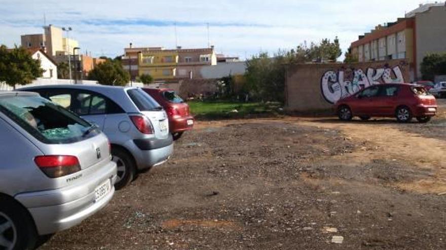 Destrozan parabrisas de tres coches en Benicarló