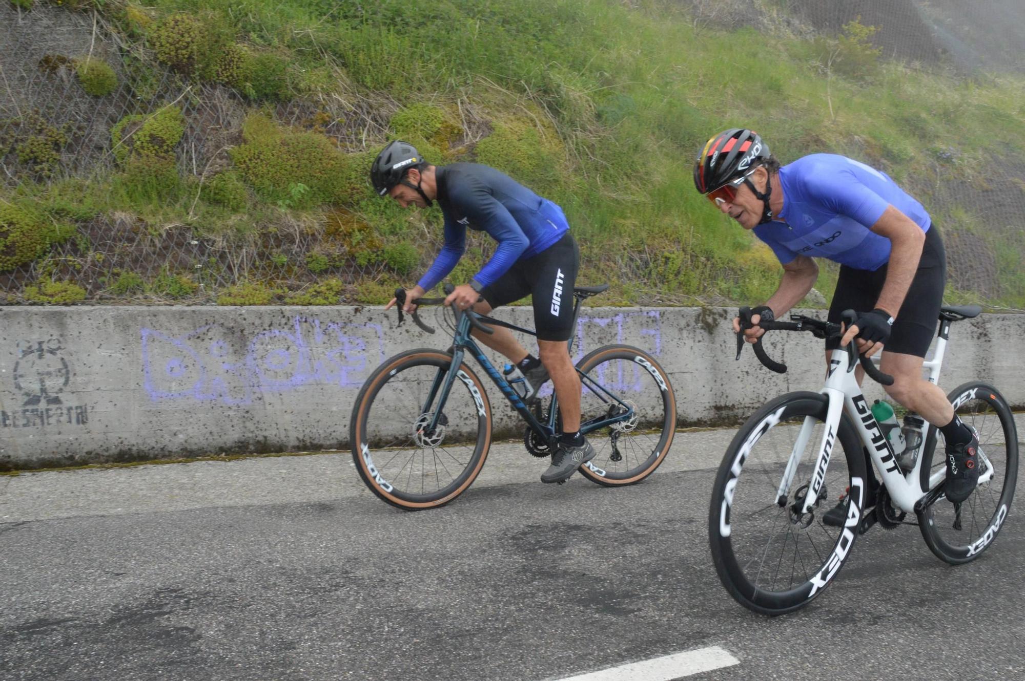 En imágenes: El seleccionador argentino Lionel Scaloni y Pedro Delgado suben al Angliru