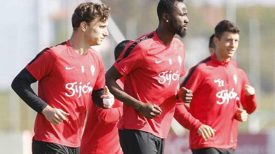 Por la izquierda, Amorebieta, Traoré y Vesga, ayer, en Mareo.