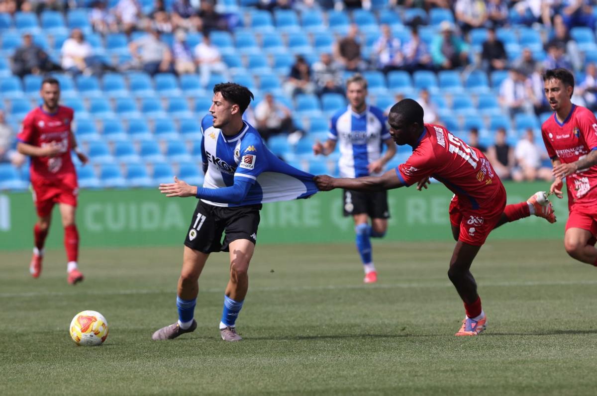 Nathaniel Nicholas sujeta de la camiseta a Unai Ropero, titular en la punta del ataque del Hércules.