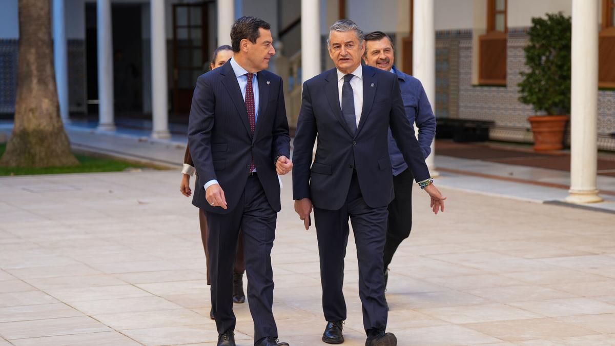 Juanma Moreno y Antonio Sanz antes del debate de estado de la comunidad