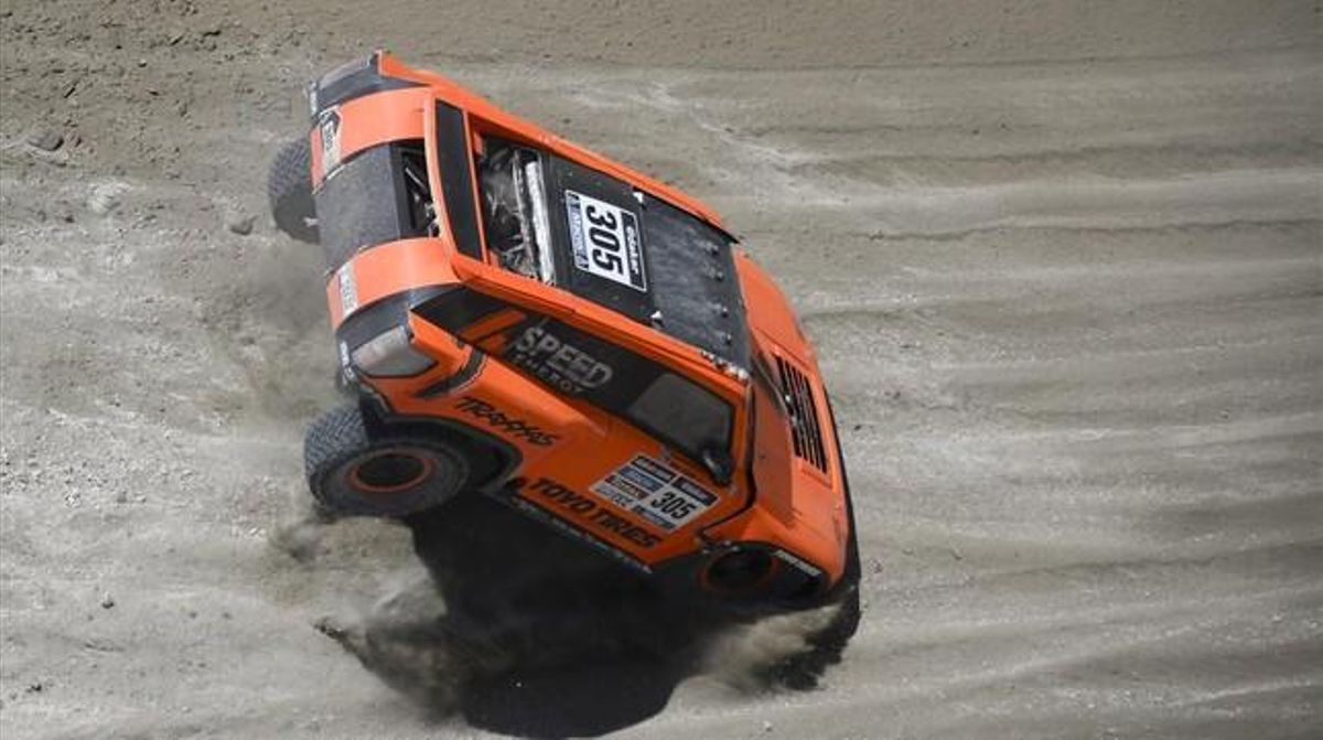 El Hummer de Robby Gordon i Kellon Walch saltant per les dunes durant la novena etapa del Ral·li Dakar entre les ciutats de Calama i Iquique.