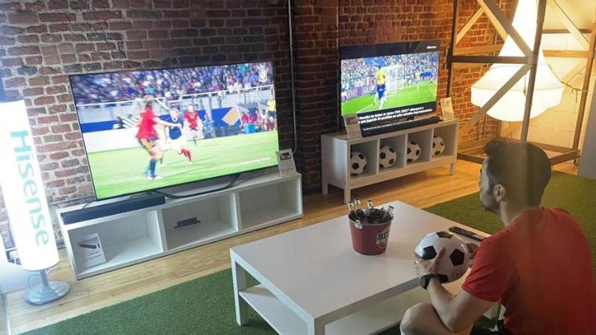 Un aficionado viendo un partido de fútbol de la selección española en el U7HQ, el televisor oficial del Mundial de Qatar 2022.