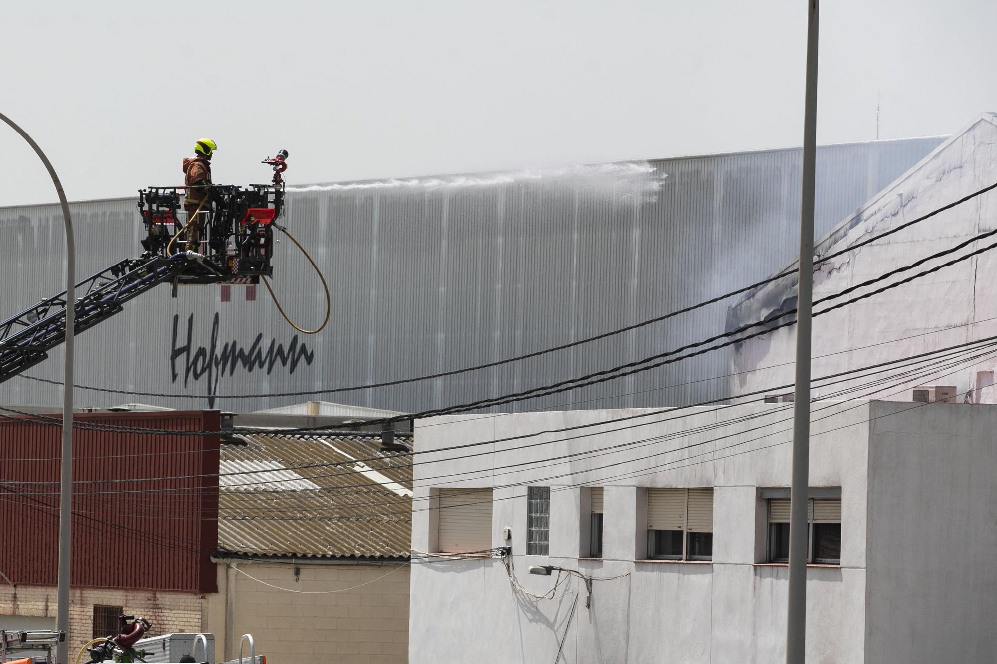 Bomberos actuando en el lugar del incendio.