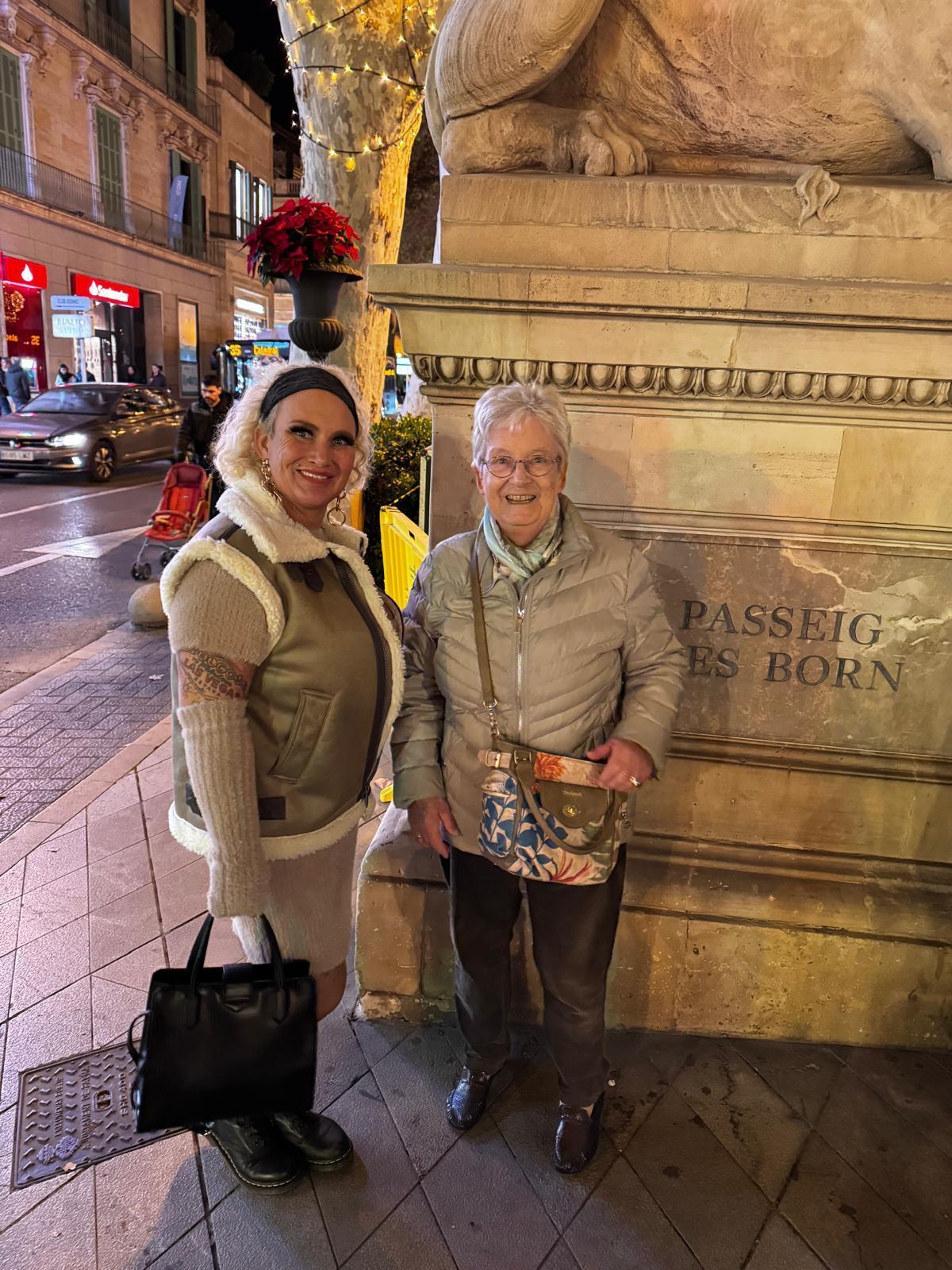 Freut sich schon auf den neuen Weihnachtsmarkt in Palma: die Mutter von Caro Robens zusammen mit der TV-Auswanderin auf dem Borne in Palma.