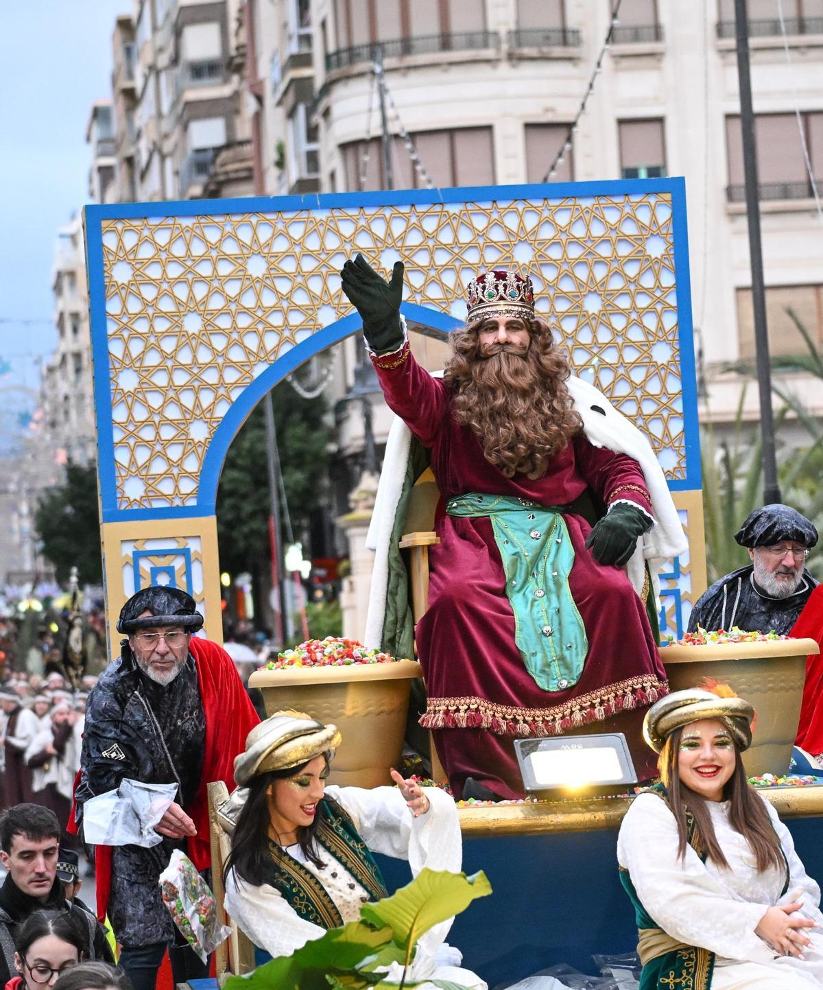 Los Reyes Magos recorren las calles de Elche a pesar de la amenaza de lluvia