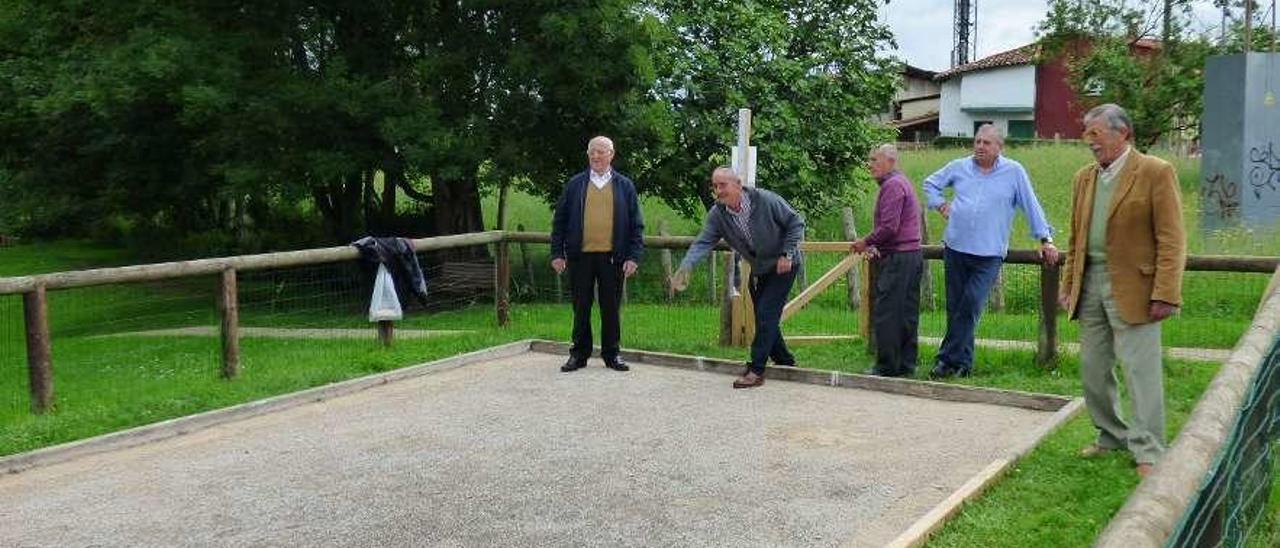 Aladino Díaz, Avelino García, Dolfo Pérez, José Ángel Queipo y Ludivino Fonseca, en plena partida.