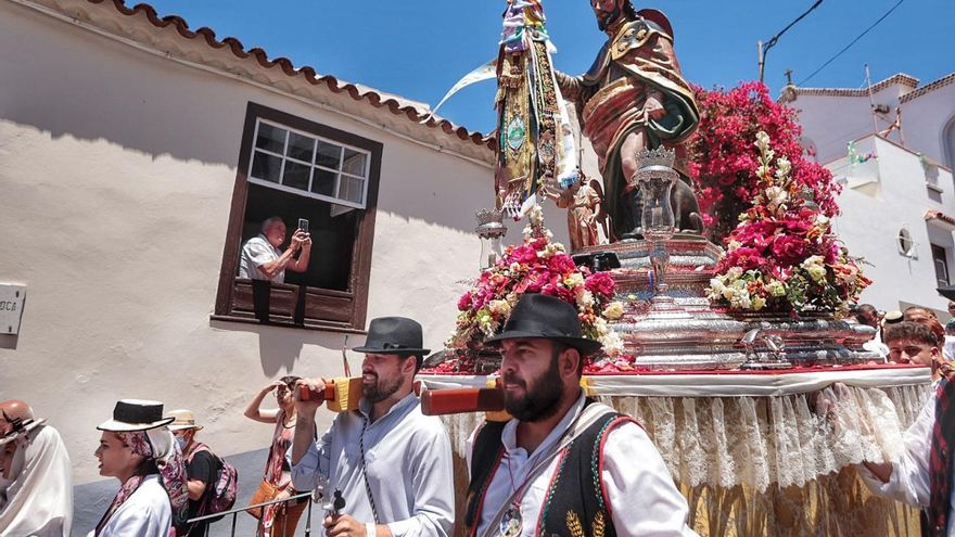 Round trip pilgrimage with San Roque through the streets of Garachico among ajijides