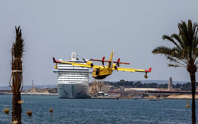 Löschflugzeuge üben Landungen in Bucht von Palma