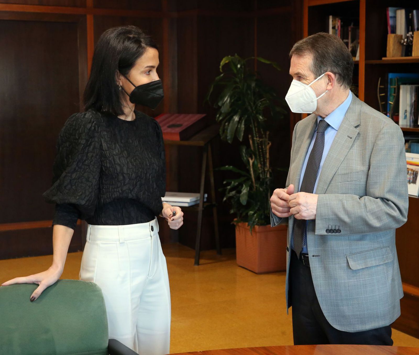 Pardo de Vera y Caballero, ayer, minutos antes de comenzar la reunión en Alcaldía. 