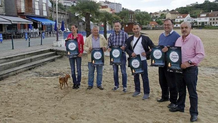 El edil Jesús Crespo (3º izq) con los hosteleros de Chapela. // M. Canosa