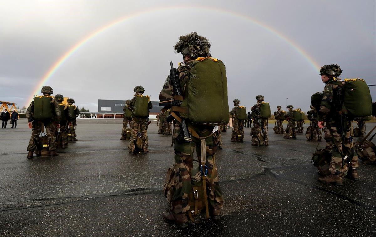 Paracaidistas del ejército francés durante una la visita del presidente francés, Emmanuel Macron, este jueves en la base aérea de Tolouse-Francazal, Francia.