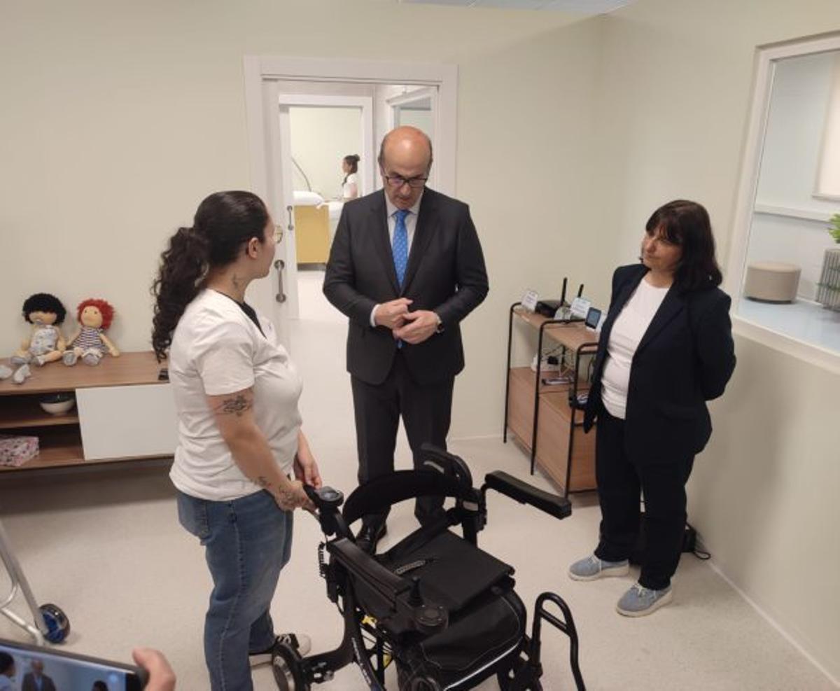 La directora del CIFP Ciudad de Zamora, Inmaculada Gallego (izquierda), explica el uso de una de las pantallas del aula inmersiva. | | B. B.