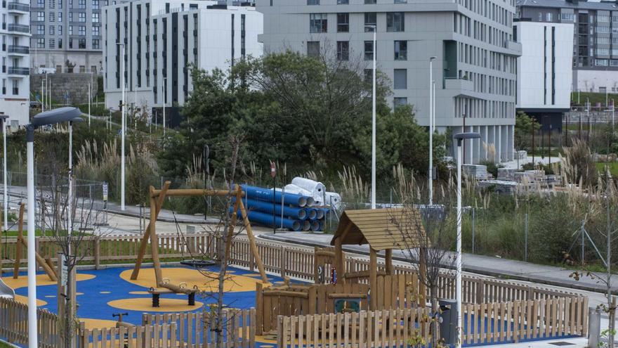 Edificios de viviendas y parque infantil en el barrio de Xuxán. |   // CASTELEIRO/ROLLER AGENCIA