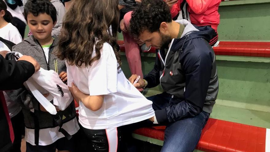 Sergio Álvarez firma autógrafos a los niños participantes en la jornada.